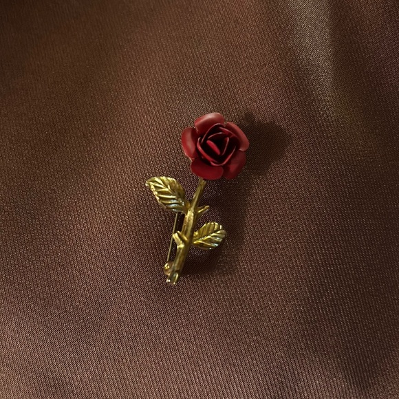 Red Rose Flower Gold Tone Metal Brooch Pin VINTAGE UNIQUE RARE - Picture 1 of 4